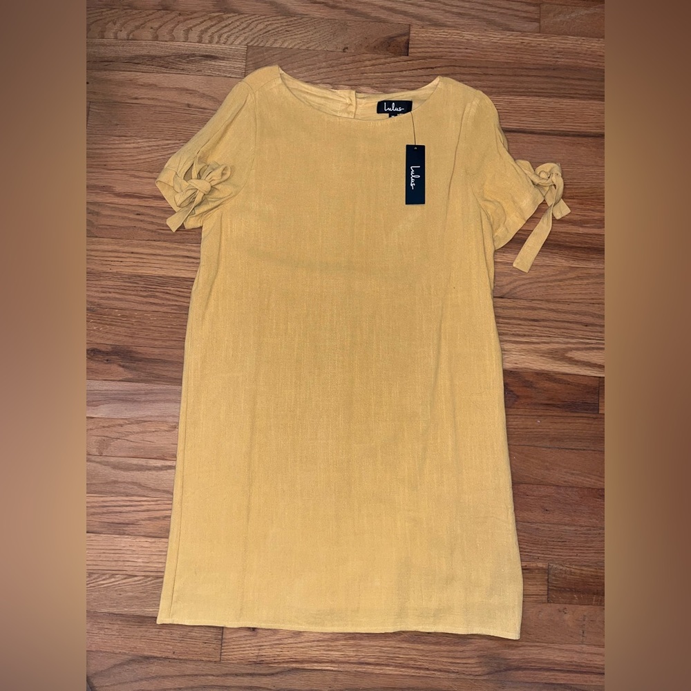 Yellow medium lulus dress. Button down back.
